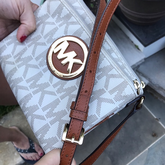Used Michael Kors crossbody - Picture 2 of 7